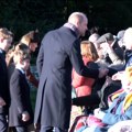 Британска краљевска породица поздравила окупљене грађане после божићне службе