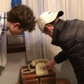 Našao dedin stari telefon: Kad podigne slušalicu, ljudi budu u šoku zbog onoga što se čuje