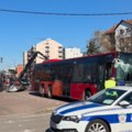 Autobus udario u stajalište, dve osobe povređene