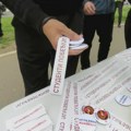 Inspekcija naložila uklanjanje nalepnica s političkim porukama sa znakova na putu Subotica-Kelebija