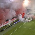 Pogledajte bakljadu Delija na početku drugog poluvremena finala Kupa, sudija prekinuo meč Zvezda - Vojvodina