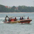 Potraga za oko 140 putnika prevrnutog Indonežanskog trajekta u Javanskom moru, spaseno 102