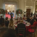Raskošna večera u Beloj kući za Sija: Tramp Siju poklonio statuu orla, napravljenu u saradnji sa Melanijom FOTO