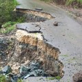 Opasnost - pokrenuta klizišta kod Aleksandrovca: Ovim putevima ne sme više da se vozi (foto)