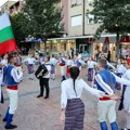 Defile učesnika međunarodnog Folklornog festivala ulicama Pirota