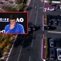 VIDEO Novak izbegao sudar sa crnim džipom: „Dobro je da je nagazio kočnicu“