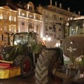 Nezadovoljni poljoprivrednici sa traktorima izveli performans ispred Predsedništva