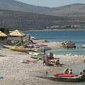 Na ovom ostrvu u komšiluku turisti i meštani gaze kroz fekalije na putu do plaže, a okolo niču luks vile