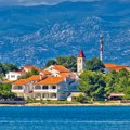 Hrvati letuju na ovom "skrivenom" mestu u Hrvatskoj: Smeštaj za "džabe", gužve nema, a plaže BAJKOVITE