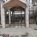 Rektor kragujevačkog univerziteta ušao kroz prozor u zgradu Rektorata i zaključao sve koji su bili unutra