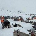 Stotine planinara zarobljeno na Everestu u nanosima snega