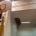 U osnovnoj školi na Voždovcu pao veći deo plafona FOTO