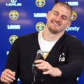 VIDEO Nije zaboravio poniženje: Pogledajte kako je Jokić došao na meč, a onda jednom rečenicom „ugasio“ provokatore