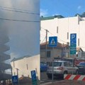 Požar planuo u zgradi u Nišu! Gusti crni dim prekrio naselje, 10 vatrogasaca sa četiri vozila gasilo buktinju (video)