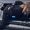 Žena pobegla kroz prozor policijskog automobila: Hit snimak se širi mrežama, pogledajte kako joj je to uspelo! Policajci nisu…