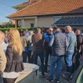 Protest Srba zaposlenih u školstvu i zdravstvu u Gračanici: Radnicima otkazi, direktorima pritvor zbog povrede izborne volje