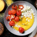 Kremasta palenta sa pečenim tikvicama, čeri paradajzom i fetom: Recept za savršen letnji ručak
