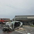 Vatrogasci izvlačili muškarca, ostao zaglavljen u autu! Stravična nesreća na putu Tuzla-Doboj, ima povređenih (foto)
