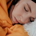 Кад се тело зноји без врућине: По чему се хладан зној разликује од обичног и ноћног