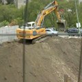 Kamioni Milenijum tima na gradilištu u Vojvode Vlahovića: „Pomažemo u saniranju terena, nemamo veze sa projektom“