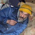 (Foto) "Spavao sam pored tri kovčega, a jeo iz kontejnera" Potresna priča Bratislava iz Niša koji je živeo u grobu: "Kosti mi…