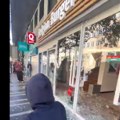 (Video) Polomljeni izlozi, bukte požari, blokirani putevi Nemiri na ulicama još jedne evropske države: Studenti protestuju…