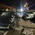 7 Vozila smrskano u Raški! Težak lančani sudar, uništeni automobili blokiraju put (foto)
