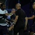 FOTO Evo kako je izgledao sukob Duljaja i Meniga, jedva su smirili trenera Partizana