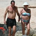 Legendarna glumica (90) uhvaćena na plaži sa 32 godine mlađim mužem: Ovo joj je peti brak, a evo kako su uživali (foto)