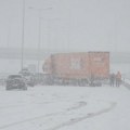 Saobraćajna nezgoda na auto-putu kod isključenja Šabac-Ruma: Kamion izleteo sa puta, dva automobila su potpuno uništena