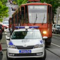 "Za hitno lečenje": Mladić se vozi tramvajem sa spoljašnje strane: Uznemirujuća scena sa Novog Beograda (foto)
