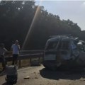 Jeziva nesreća na auto-putu BEOGRAD-Novi Sad: Kombi, kamion i auto potpuno smrskani (video)