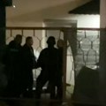 (Video) Specijalci s dugim cevima pretresaju u Bosanskoj Krupi: Velika akcija nakon krvavog pira tinejdžera (14) u policijskoj…