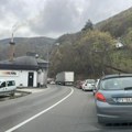 Kolaps na autoputu i magistrali kod Čačka: Nepregledne kolone vozila, izvlači se šleper koji je sinoć sleteo sa puta…