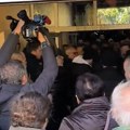 VIDEO: Sukob građana i kordona policije ispred Skupštine Zaječara, bačen i suzavac