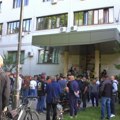 Studenti se okupili ispred Medicinskog fakulteta u Nišu: Protest zbog dopisa da se napusti fakultet, dekan sve negira