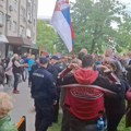 Protest kod SNS štanda prerastao u žurku: Novosađani skandirali, bacali jaja, pa doneli ozvučenje