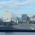 Vrata od kombija otapala! Težak sudar na auto-putu, stvaraju se saobraćajni zastoji: Srča svudu po putu! (video)
