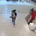 Kamere u tržnom centru snimile kako manijak otima devojčicu (3): Najgora noćna mora svakog roditelja