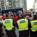 Oštre kritike britanske policije: Odbili da uhapse azilanta koji je upao ženi u stan, pa se obračunali sa demonstrantima