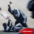 Benksi naslikao mural na zidu zgrade Kraljevskog suda pravde u centru Londona