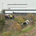 Autobus završio na krovu: Mup o nesreći kod Sremske Mitrovice, poginule dve osobe, ogroman broj povređenih