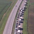 (Foto, video) Kilometarske kolone na auto-putu: Snimak dronom šleper se prevrnuo i preprečio sve 3 trake, sve stoji