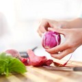 Naše bake su znale najbolji trik za čuvanje luka: Ovako ostaje svež mnogo duže