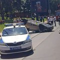 (Foto) Auto završio na krovu nasred šina Saobraćajna nesreća na Banovom brdu, okolnosti nepoznate, tramvaji ne idu