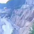 [VIDEO] Automobil sleteo u provaliju kod Majdanpeka, tri osobe prevezene u bolnicu