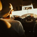 Agencija za bezbednost saobracaja: Tokom vrućina ne ostavljajte dete samo u automobilu ni na minut
