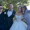 Oženio se brat Tanje Savić: Pevačica zablistala u izazovnoj haljini, izrez do kuka svima zapao za oko