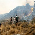 Vatra i dalje van kontrole na Rodosu: Oštećene kuće i hoteli, evakuisano više od 30.000 ljudi