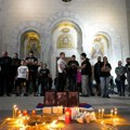 "Svaka suza Boga moli, svakog Srbina duša boli": Hiljade građana pred Hramom Svetog Save odaje počast Srbima ubijenim na KiM…